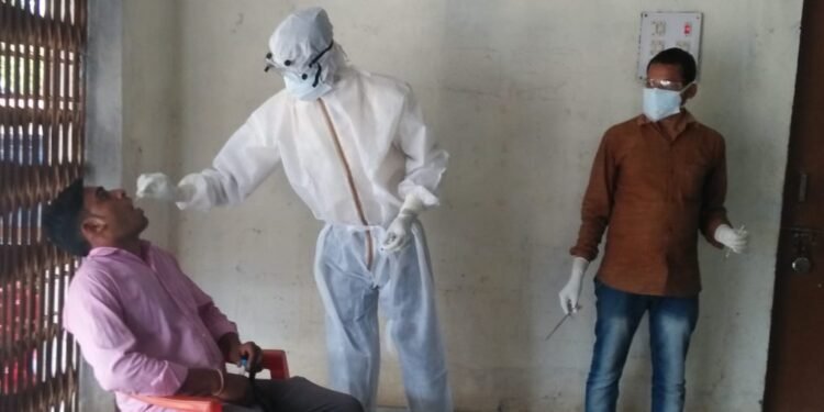 कोरोना जांच के लिए चाकुलिया नपं के 16 सफाइकर्मियों समेत 26 लोगों का लिया गया स्वाब सैंपल कोरोना जांच के लिए चाकुलिया नपं के 16 सफाइकर्मियों समेत 26 लोगों का लिया गया स्वाब सैंपल