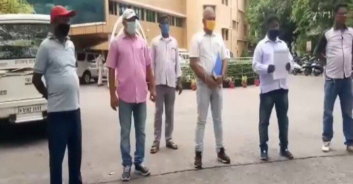 अभिभावकों ने उपायुक्त से लगायी गुहार, फीस को लेकर स्कूलों के दबाव से मुक्ति दिलायें सरकार