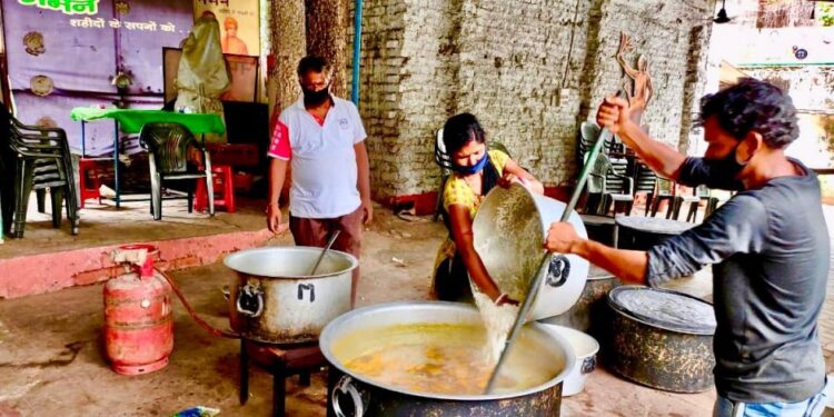 ‘नमन’ का भोजन सेवा अभियान 50 वें दिन भी रहा जारी, संस्थापक अमरप्रीत सिंह काले ने कहा-सभी के स्नेह एवं ईश्वर की कृपा से सेवा संभव ‘नमन’ का भोजन सेवा अभियान 50 वें दिन भी रहा जारी, संस्थापक अमरप्रीत सिंह काले ने कहा-सभी के स्नेह एवं ईश्वर की कृपा से सेवा संभव
