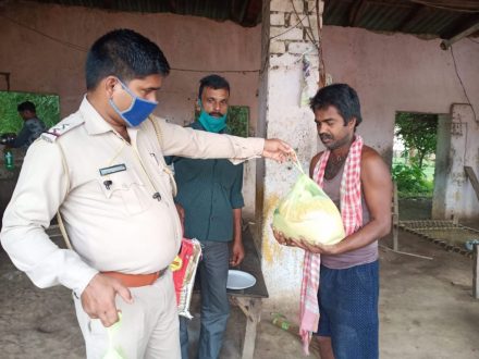 बहरागोड़ा थाना प्रभारी ने दिखाई मानवता, सूचना पाकर पहुंचे बागड़ाचुआ, मजदूर को दिया चावल-दाल बहरागोड़ा थाना प्रभारी ने दिखाई मानवता, सूचना पाकर पहुंचे बागड़ाचुआ, मजदूर को दिया चावल-दाल