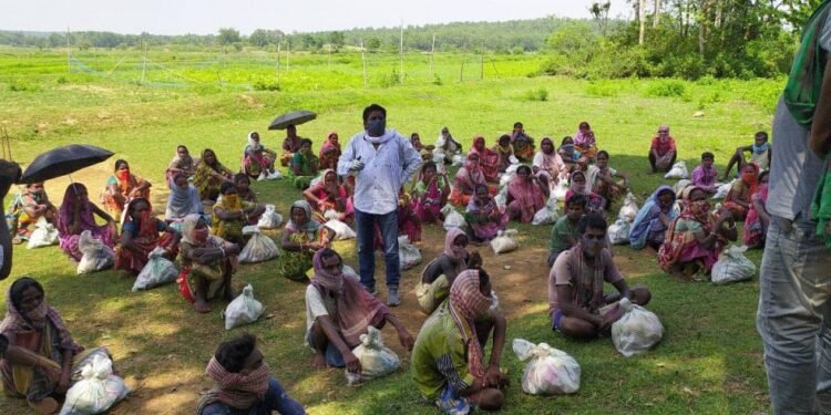 चाकुलिया : मुड़ाठाकुरा सबर टोला में विधायक समीर महंती ने सुनी समस्याएं, 65 सबर परिवारों के बीच बांटी खाद्य सामग्री चाकुलिया : मुड़ाठाकुरा सबर टोला में विधायक समीर महंती ने सुनी समस्याएं, 65 सबर परिवारों के बीच बांटी खाद्य सामग्री