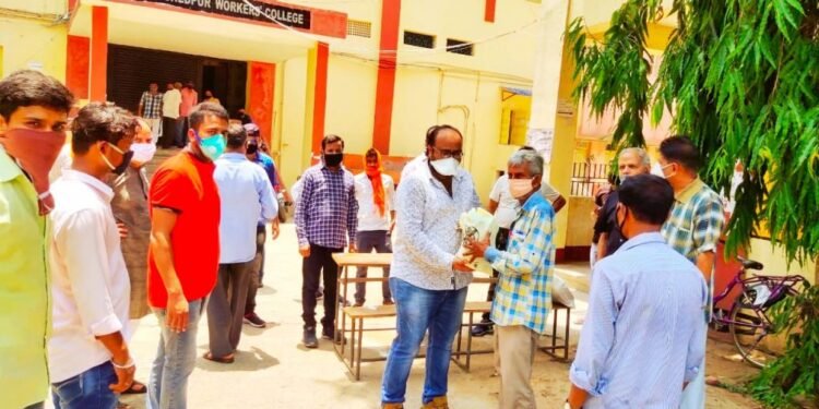 भाजयुमो व अभाविप ने कॉलेज के चौकीदार व सफाईकर्मियों को भेंट की राशन सामग्री