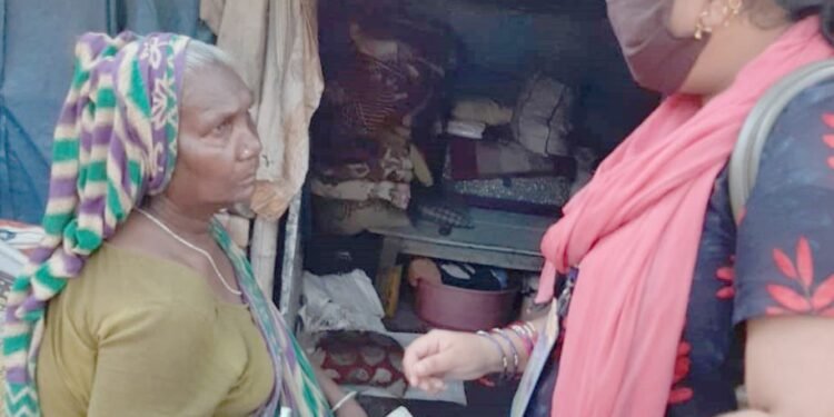 Help to the needy : महिला विकास मंच ईद की मुबारकबाद के साथ जरूरतमंदों को पहुंचा रहा ईद किट