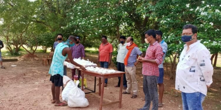 डॉ गोस्वामी ने बहरागोड़ा के क्वारंटाइन सेन्टरों में रह रहे प्रवासी मजदूरों को इडली, अंडा तथा भात, दाल, सब्जी खिलाया डॉ गोस्वामी ने बहरागोड़ा के क्वारंटाइन सेन्टरों में रह रहे प्रवासी मजदूरों को इडली, अंडा तथा भात, दाल, सब्जी खिलाया