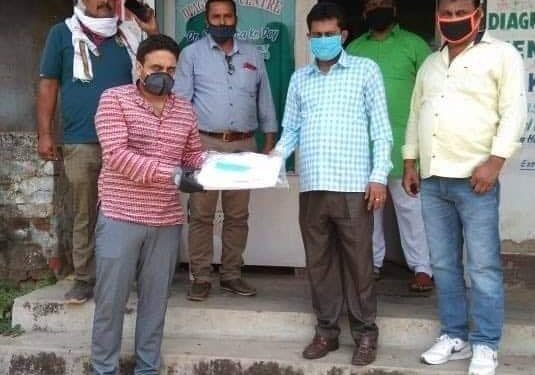 कुणाल षाड़ंगी की पहल पर घाटशिला के विभिन्न गैर सरकारी लैब में पीपीई किट का वितरण