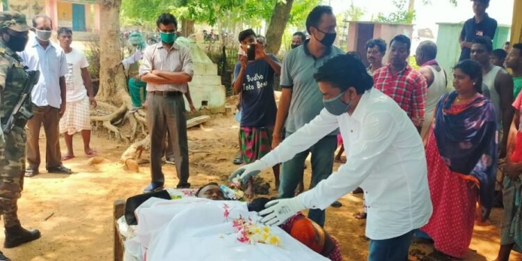 गुड़ाबांन्दा : पारा शिक्षक का असामयिक निधन, विधायक समीर महंती घर पहुंचकर दी श्रद्धांजलि