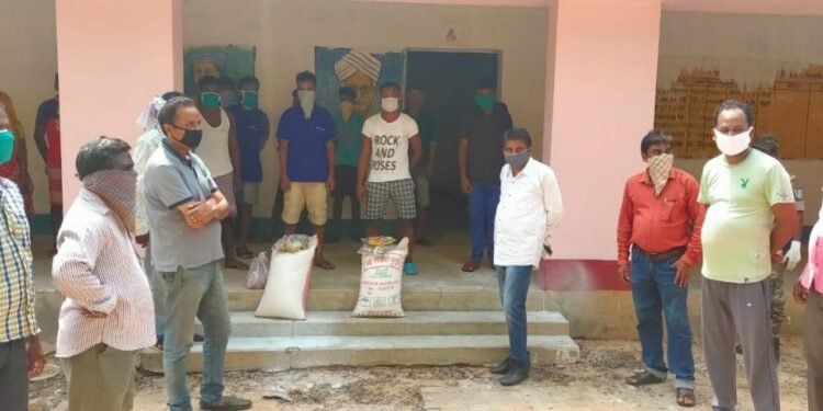 बहरागोड़ा : विधायक समीर मोहंती ने केशरदा और मुटुरखाम पंचायत के क्वारंटाइन सेंटर का किया निरीक्षण किया, मजदूरों के बीच जनता आहार का वितरण