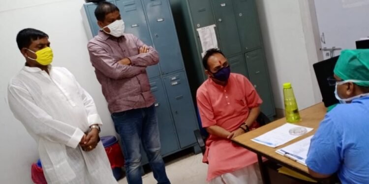 टीएमएच पहुंच कर सांसद व जिला परिषद उपाध्यक्ष ने जाना बारीगोड़ा विस्फोट में घायलों का हाल