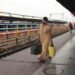 jamshedpur-railway-टाटानगर रेलवे स्टेशन पर पहुंची राजधानी एक्सप्रेस, राजस्थान के प्रवासी श्रमिकों का लोयोला स्कूल में किया गया मेडिकल स्क्रीनिंग, भेजे जायेंगे गृह राज्य