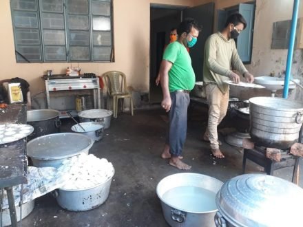 jamshedpur-helping-hands-सरयू किचेन से 41वें दिन मिला 4350 लोगों को भोजन, सामाजिक कार्यकर्ता मीरा तिवारी ने की लोगों की मदद, राकेश साहू ने तैलिक साहू महासभा के माध्यम से की सेवा, आरएसपी व एनएसएस ने चलाया सेवा अभियान, भाजपा नेता विकास ने की मदद, जेडबीसी ने की डिलीवरी ब्याय को हेल्प jamshedpur-helping-hands-सरयू किचेन से 41वें दिन मिला 4350 लोगों को भोजन, सामाजिक कार्यकर्ता मीरा तिवारी ने की लोगों की मदद, राकेश साहू ने तैलिक साहू महासभा के माध्यम से की सेवा, आरएसपी व एनएसएस ने चलाया सेवा अभियान, भाजपा नेता विकास ने की मदद, जेडबीसी ने की डिलीवरी ब्याय को हेल्प