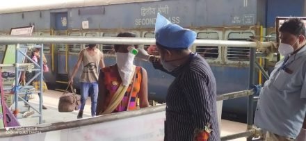 jamshedpur-train-arrival-टाटानगर रेलवे स्टेशन 1135 मजदूरों को लेकर पहुंची ट्रेन, आंध्रा में फंसे थे मजदूर jamshedpur-train-arrival-टाटानगर रेलवे स्टेशन 1135 मजदूरों को लेकर पहुंची ट्रेन, आंध्रा में फंसे थे मजदूर