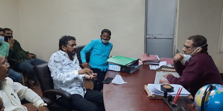 बहरागोड़ा विस कि विद्युत समस्याओं के समाधान के लिए विभागीय ईएसई से मिले विधायक समीर महंती बहरागोड़ा विस कि विद्युत समस्याओं के समाधान के लिए विभागीय ईएसई से मिले विधायक समीर महंती