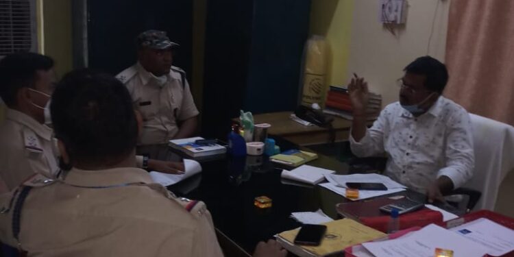 अब चक्रधरपुर में किराये पर रह रहे लोगों की पूरी जानकारी रखेगी पुलिस, करेगी किरायदारों का वेरीफिकेशन अब चक्रधरपुर में किराये पर रह रहे लोगों की पूरी जानकारी रखेगी पुलिस, करेगी किरायदारों का वेरीफिकेशन