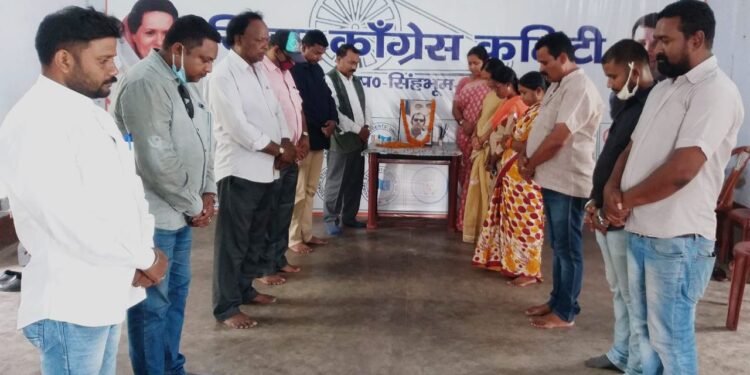 Chaibasa-Breaking : कोल्हान अलग देश की मांग और गैर कानूनी तरीके से नियुक्ति पत्र वितरण मामले में चार लोगों की गिरफ्तारी के खिलाफ परंपरागत हथियारों के साथ ग्रामीणों ने मुफस्सिल थाना पर किया विरोध-प्रदर्शन, पुलिस के साथ धक्का-मुक्की, पुलिस को करना पड़ा लाठीचार्ज, आंसू गैस के गोले छोड़े, देखें-Video