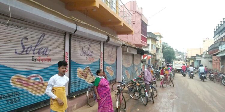 चाकुलिया में कपड़ा और जूता दुकानें हुई बंद, व्यापारियों में रोष चाकुलिया में कपड़ा और जूता दुकानें हुई बंद, व्यापारियों में रोष