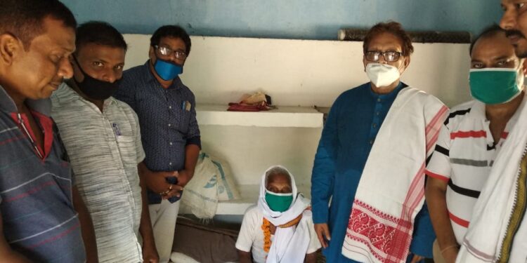 Chakuliya : पूर्व स्वास्थ्य मंत्री डॉ दिनेश षाड़ंगी ने कालापाथर में आंदोलनकारी अम्बर हांसदा को किया सम्मानित Chakuliya : पूर्व स्वास्थ्य मंत्री डॉ दिनेश षाड़ंगी ने कालापाथर में आंदोलनकारी अम्बर हांसदा को किया सम्मानित