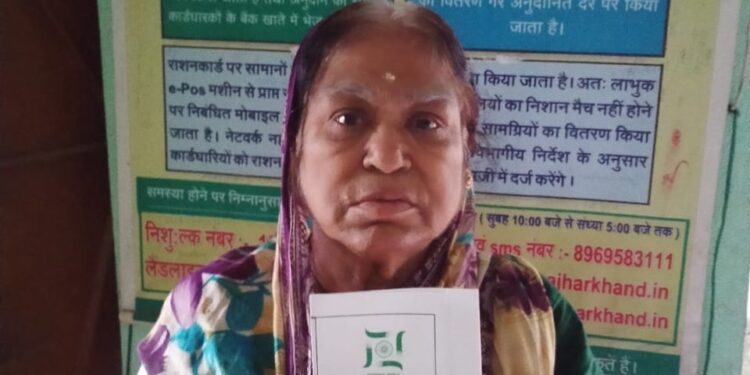 आपूर्ति विभाग का कारनामा, मेनका कुंडू को 35 रुपये का केरोसिन तेल लेने के लिए खर्च करना पड़ेंगे 22 सौ रुपये, सुनिये वृद्धा की जुबानी-Video आपूर्ति विभाग का कारनामा, मेनका कुंडू को 35 रुपये का केरोसिन तेल लेने के लिए खर्च करना पड़ेंगे 22 सौ रुपये, सुनिये वृद्धा की जुबानी-Video