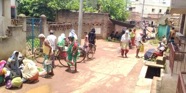 लॉकडाउन के बाद चाकुलिया में पहली बार लगा सप्ताहिक हाट लॉकडाउन के बाद चाकुलिया में पहली बार लगा सप्ताहिक हाट
