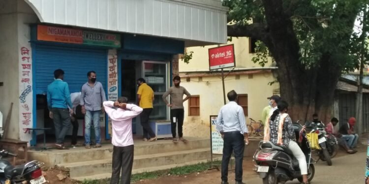 चाकुलिया बाजार में खुली सभी दुकानें, सिटी मैनेजर ने बंद कराया चाकुलिया बाजार में खुली सभी दुकानें, सिटी मैनेजर ने बंद कराया
