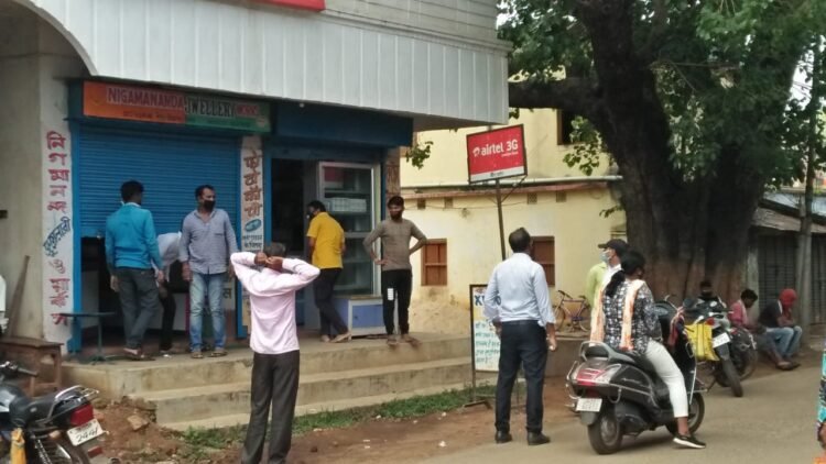 चाकुलिया : क्वारंटाइन में है मूक-बधिर युवक, पहचान नहीं होने से प्रशासन की बढ़ी परेशानी