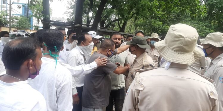 नाराज वकीलों ने कोर्ट परिसर में किया हंगामा, देखिये क्या है वजह नाराज वकीलों ने कोर्ट परिसर में किया हंगामा, देखिये क्या है वजह