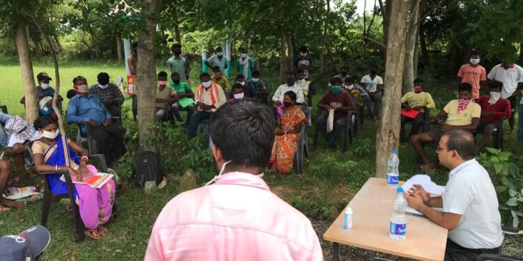 मुसाबनी के बीडीओ ने कुइलीसुता और पारूलिया पंचायत में लगाया चौपाल, योजनाओं की जानकारी दी मुसाबनी के बीडीओ ने कुइलीसुता और पारूलिया पंचायत में लगाया चौपाल, योजनाओं की जानकारी दी
