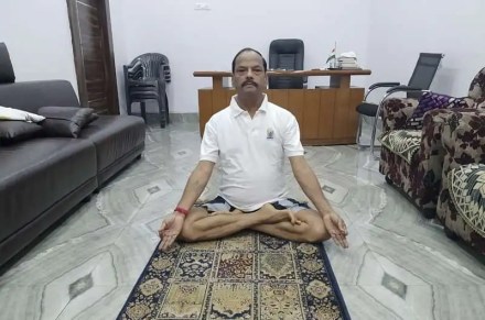 International Yoga Day : रघुवर दास, दिनेशानंद गोस्वामी समेत अन्य नेताओं ने किया योगाभ्यास International Yoga Day : रघुवर दास, दिनेशानंद गोस्वामी समेत अन्य नेताओं ने किया योगाभ्यास