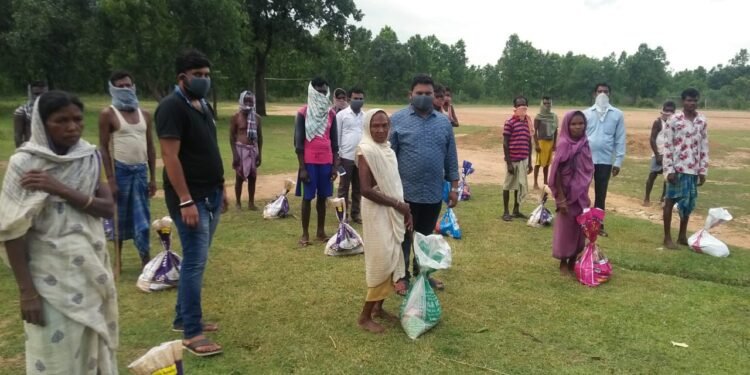 शार्प भारत इफैक्ट : मुढ़ाल के सबर टोला के 17 सबर परिवार के बीच विधायक ने बांटा जनता आहार किट शार्प भारत इफैक्ट : मुढ़ाल के सबर टोला के 17 सबर परिवार के बीच विधायक ने बांटा जनता आहार किट