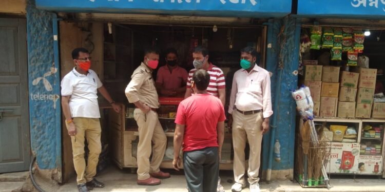 मानगो : दुकानदार क्वारंटाइन में, दुकान का शटर काट कर 4 हजार रुपये व अन्य सामान उड़ा ले गये चोर
