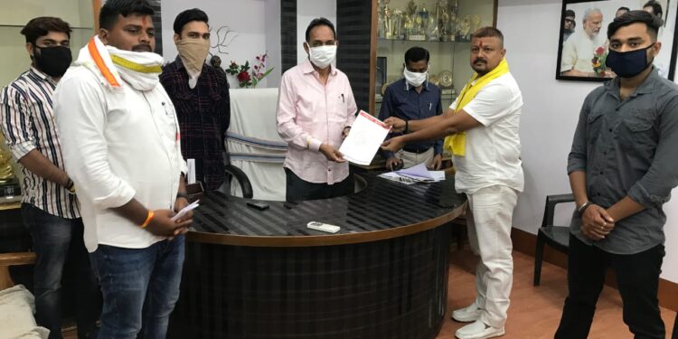 सांसद महोदय फीस के लिए दबाव बना रहे स्कूल, इस संकट काल में अभिभावकों को इससे निजात दिलायें : संघ