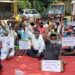 Strike of lockdown stricken barbers : बदहाल नाइयों ने दिया धरना, सरकार से सैलून खोलने की मांगी अनुमति