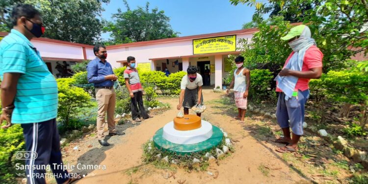 डॉ गोस्वामी ने बहरागोड़ा के नयावसान क्वारंटाइन सेन्टर में 15 प्रवासी मजदूरों को इडली और पुरी खिलायी
