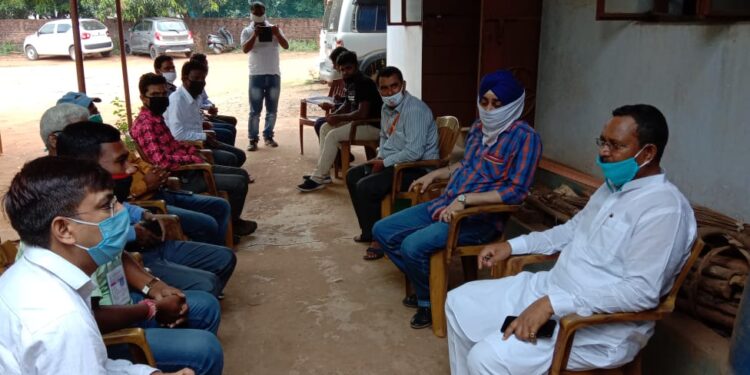 पत्रकारों को बीमा और राहत पैकेज की मांग पर एआईएसएम ने विधायक को सौंपा ज्ञापन, पत्रकारों के हित में मुख्यमंत्री से खुद बात करेंगे विधायक दीपक बिरुवा