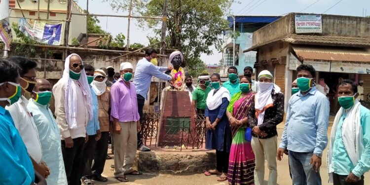 चाकुलिया : झामुमो कार्यकर्ताओं ने धरती आबा को दी श्रद्धांजलि चाकुलिया : झामुमो कार्यकर्ताओं ने धरती आबा को दी श्रद्धांजलि