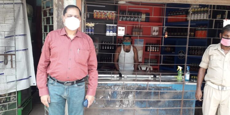 चाईबासा : निर्धारित मूल्य से अधिक राशि वसूलने की सूचना पर उत्पाद अधीक्षक ने की शराब दुकानों में छापामारी चाईबासा : निर्धारित मूल्य से अधिक राशि वसूलने की सूचना पर उत्पाद अधीक्षक ने की शराब दुकानों में छापामारी
