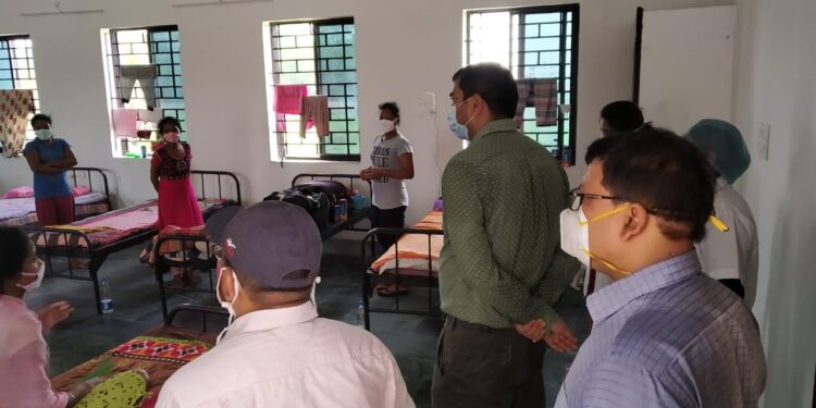 East Singhbhum : डीसी ने मुसाबनी के स्वासपुर कांस्टेबल ट्रेनिंग सेंटर का किया निरीक्षण, बीडीओ को क्वारंटाइन में रह रहे बच्चों को पौष्टिक आहार देने का निर्देश