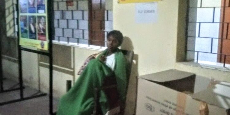 चाईबासा : मलेरिया का लक्षण पाये जाने पर झींकपानी अस्पताल लायी गयी बच्ची, अस्पताल में बिना जांच किए ही पैरासिटामोल दवा देकर बच्ची को बाहर बैठाया