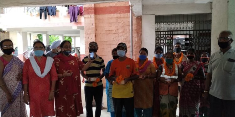 सोनारी के आदर्श वेलफेयर सोसाइटी नौवें व दसवें फेज ने किया सफाइकर्मी व सिक्यूरिटी गार्ड को सम्मानित सोनारी के आदर्श वेलफेयर सोसाइटी नौवें व दसवें फेज ने किया सफाइकर्मी व सिक्यूरिटी गार्ड को सम्मानित