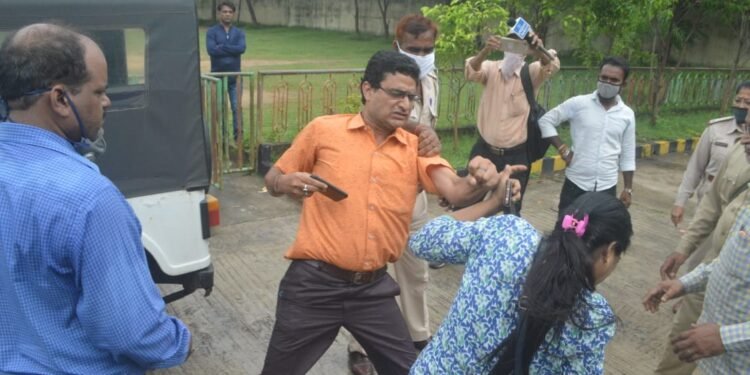 बारीडीह में ‘पति पत्नी और वो’ का हाई प्रोफाइल ड्रामा, पुलिस ने किया बीच बचाव, पढ़िये क्या है मामला बारीडीह में ‘पति पत्नी और वो’ का हाई प्रोफाइल ड्रामा, पुलिस ने किया बीच बचाव, पढ़िये क्या है मामला
