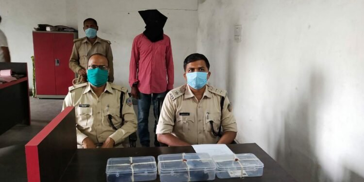 हिस्ट्रीशीटर अपराधी शेख लतीफ सिक्सर, देसी कट्टा व जिंदा कारतूस के साथ गिरफ्तार हिस्ट्रीशीटर अपराधी शेख लतीफ सिक्सर, देसी कट्टा व जिंदा कारतूस के साथ गिरफ्तार
