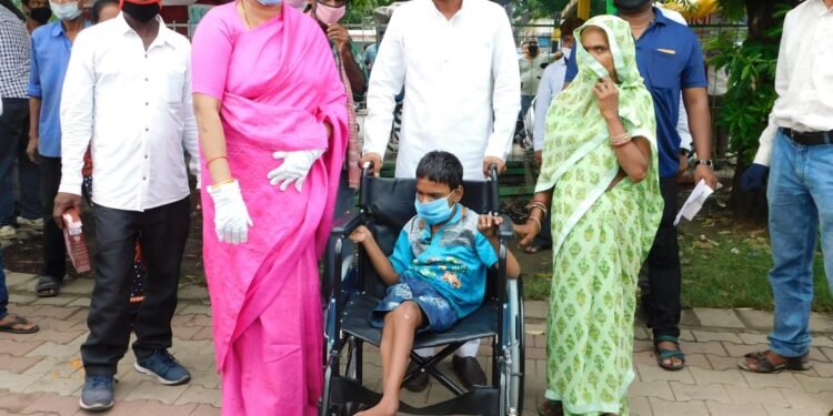चंदन यादव ने दिव्यांग युवक को उपलब्ध कराया ई-रिक्शा, 400 लोगों में राशन वितरण