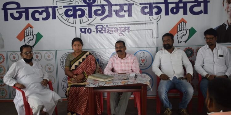 चाईबासा में जिला कांग्रेस की बैठक, राहुल गांधी के जन्मदिन पर खाद्य सामग्र व सैनिटाइजर, मास्क वितरण का निर्णय चाईबासा में जिला कांग्रेस की बैठक, राहुल गांधी के जन्मदिन पर खाद्य सामग्र व सैनिटाइजर, मास्क वितरण का निर्णय