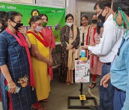 चाईबासा : मारवाड़ी युवा मंच जागृति शाखा ने लगाया सैनिटाइजर मशीन व मास्क वितरण किया