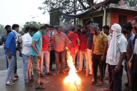 उलगुलान कोल्हान ने टाटानगर रेलवे स्टेशन चौक पर चीन का झंडा फूंका उलगुलान कोल्हान ने टाटानगर रेलवे स्टेशन चौक पर चीन का झंडा फूंका