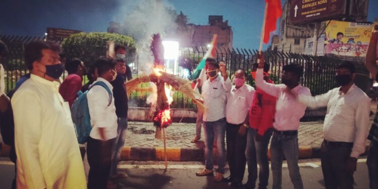अभाविप ने जिनपिंग का पुतला फूंका, चाइनीज वस्तुओं का विरोध करने की अपील अभाविप ने जिनपिंग का पुतला फूंका, चाइनीज वस्तुओं का विरोध करने की अपील