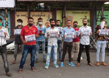 अखिल झारखंड छात्र संघ ने साकची गोलचक्कर पर किया विरोध-प्रदर्शन, लोगों को गुलाब फूल व आग्रह पत्र देकर की चाइनीज वस्तुओं के बहिष्कार की अपील