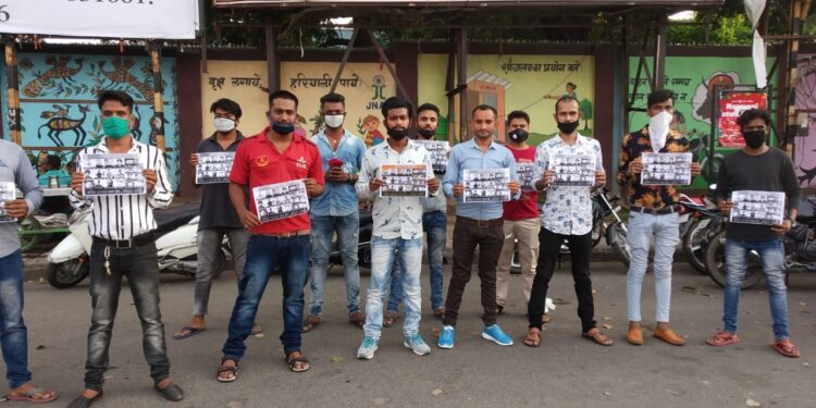 अखिल झारखंड छात्र संघ ने साकची गोलचक्कर पर किया विरोध-प्रदर्शन, लोगों को गुलाब फूल व आग्रह पत्र देकर की चाइनीज वस्तुओं के बहिष्कार की अपील