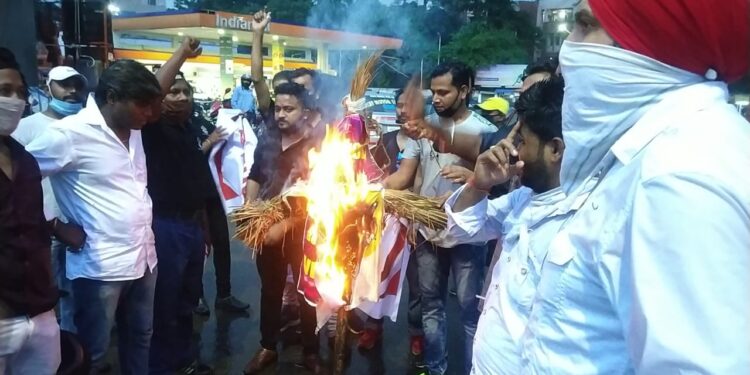 जमशेदपुर आर्टिस्ट एसोसिएशन ने गोलमुरी में किया विरोध-प्रदर्शन जमशेदपुर आर्टिस्ट एसोसिएशन ने गोलमुरी में किया विरोध-प्रदर्शन