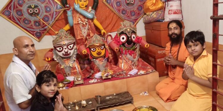 कोरोना संक्रमण के कारण चाकुलिया में नही निकली रथयात्रा, मंदिर में ही हुई भगवान जगन्नाथ की पूजा कोरोना संक्रमण के कारण चाकुलिया में नही निकली रथयात्रा, मंदिर में ही हुई भगवान जगन्नाथ की पूजा