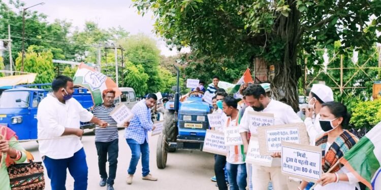 Chaibasa : पेट्रोल और डीजल की कीमतों में लगातार वृद्धि के खिलाफ युवा कांग्रेस ने ट्रैक्टर ठेल कर किया प्रदर्शन Chaibasa : पेट्रोल और डीजल की कीमतों में लगातार वृद्धि के खिलाफ युवा कांग्रेस ने ट्रैक्टर ठेल कर किया प्रदर्शन